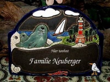 Keramik-Türschild – Maritim – Seehund – Leuchtturm – 19 x 14 cm – Schriftfeld braun – Handarbeit