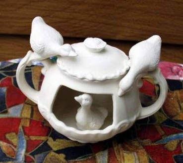 BAVARIA – Zuckerdose mit Deckel -  15,2 cm breit – 10,5 cm hoch – mit 3 Gänsen – ausgeschnitten – Schrühware