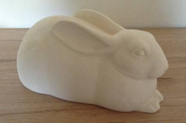 großer liegender Hase - 13,3 cm hoch und 29,9 cm lang - Schrühware