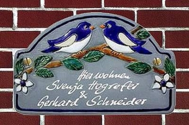 Keramik-Türschild – Taubenpaar – 21 x 13 cm – Schriftfeld blaugrau – Handarbeit