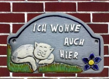 Keramik-Hinweisschild – Katze – mit festem Text – Ich wohne auch hier  - 13 x 8 cm – Handarbeit