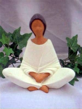 Indianerin – Serene – sitzend – 13 cm hoch – Schrühware