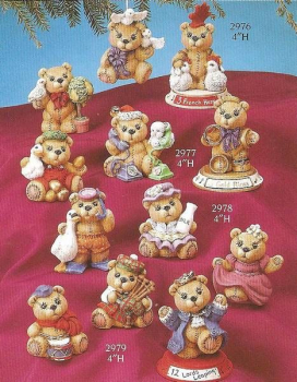 Weihnachtsbär – mit Tauben – Tag 2 -  (ohne Basis) – ca. 10 cm hoch – Schrühware