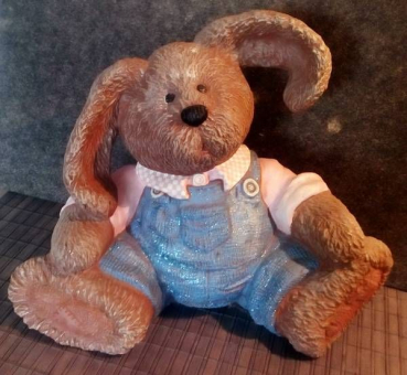 Hase mit Latzhose - Keramik – 22 cm hoch – Handarbeit – Unikat