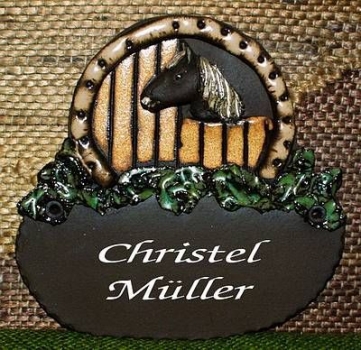 Töpfer-Türschild – Pferd am Gatter – 16 x 15 cm – Reliefbild – aufwändige Handarbeit
