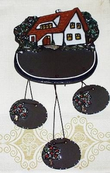 Töpfer-Türschild – Haus mit Erker – 3 Anhänger – 18 x 30 cm – Reliefbild – aufwändige Handarbeit
