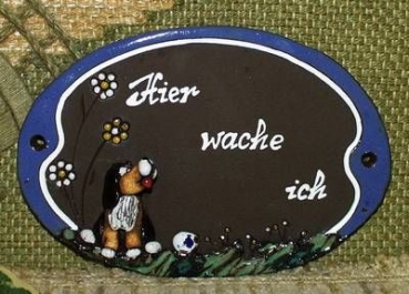 Töpfer-Türschild – Hund auf der Wiese – 18,5 x 12,5 cm – Reliefbild – sehr aufwändige Handarbeit