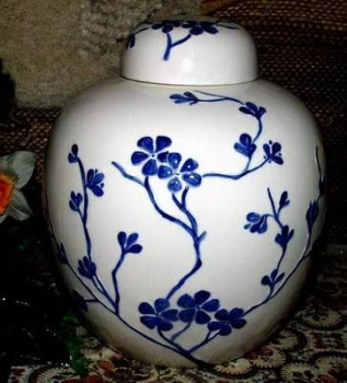 Deckel-Vase mit Relief – 24 cm hoch – 20 cm breit – Schrühware