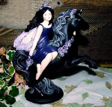 Elfe auf schwarzem Einhorn – 22 cm hoch – Keramik – Handarbeit – Unikat