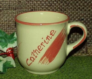 Tasse creme-weiß aus Keramik - Dekor Daniel  rot - Becher mit festem Text : Catherine