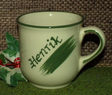 Tasse creme-weiß aus Keramik - Dekor Daniel  grün - Becher mit festem Text : Henrik