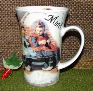 Keramik-Tasse  - Becher mit Wunschname – Rundum-Motiv: Nostalgie