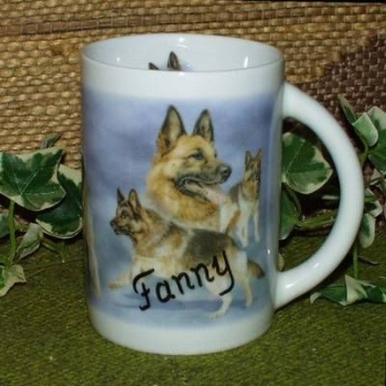 Keramik-Tasse  - Becher mit Wunschname – Rundum-Motiv: Schäferhunde