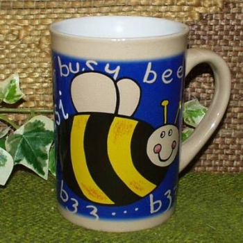 Keramik-Tasse  - Becher mit Wunschname – Rundum-Motiv: Busy Bee – Biene