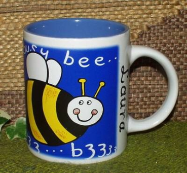 Keramik-Tasse  - Becher mit Wunschname – Rundum-Motiv: Busy Bee – Biene