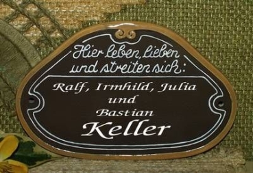 Keramik-Türschild – Hier leben, lieben und streiten sich: – 19 x 12 cm – Schriftfeld braun mit beigem Rand – Handarbeit