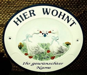 Keramik-Türschild mit Wunschtext – Relief mit blauem Rand – Gänse mit Herz - 18 x 15,5 cm – Handarbeit – Restbestand