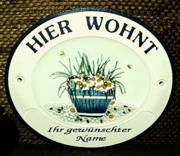 Keramik-Türschild mit Wunschtext – Relief mit blauem Rand – Blumenmotiv – 18 x 15,5 cm – Handarbeit – Restbestand