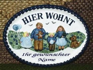 Keramik-Türschild mit Wunschtext – Relief mit blauem Rand – Familie – 13,5 x 10 cm – Handarbeit – Restbestand