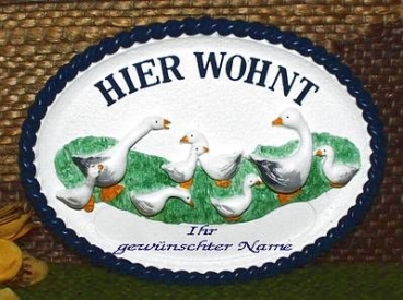 Keramik-Türschild mit Wunschtext – Relief mit blauem Rand – Gänse-Familie – 13,5 x 10 cm – Handarbeit – Restbestand