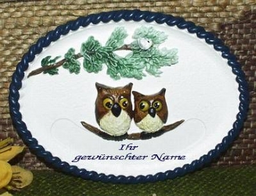 Keramik-Türschild mit Wunschtext – Relief mit blauem Rand – Eulenpaar – 13,5 x 10 cm – Handarbeit – Restbestand