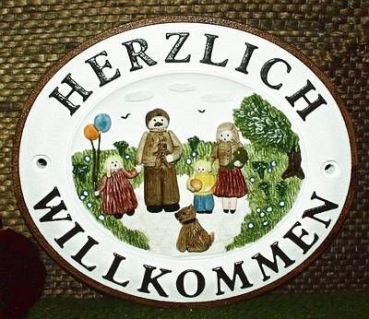 Keramik-Türschild mit festem Text HERZLICH WILLKOMMEN  – Relief mit braunem Rand – Familie mit Hund – 18 x 15,5 cm – Handarbeit – Restbestand