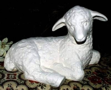 Schaf - ruhend - 28 cm lang - Schrühware