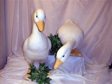 Große stehende und fressende Gans im 2er-Set – 45 und 43 cm – Schrühware