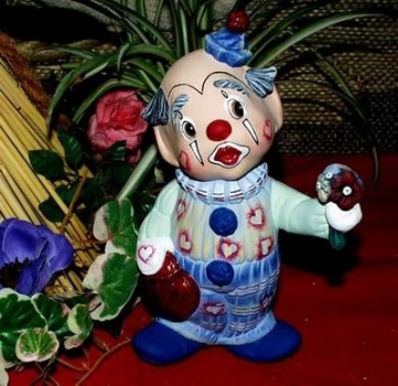 Clown Valentin mit Herz und Blumen – 18,7 cm hoch – Schrühware