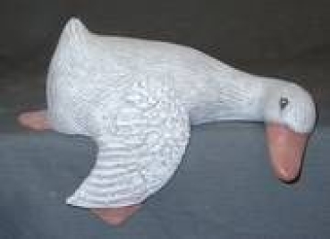 Regal-Gans – schlafend – 34 cm lang – Schrühware