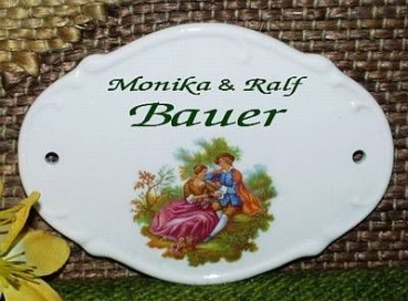 Porzellan-Türschild – Nostalgisches Paar – 11,2 x 8,5 cm – Text: max. 2 Zeilen mit 4 und 8 Buchstaben – Handarbeit – Unikat