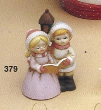 Singendes Kinderpaar vor Laterne – 11,2 cm hoch– Schrühware