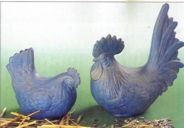 Hahn und Henne - sitzend - 20 und 12,5 cm hoch - Schrühware