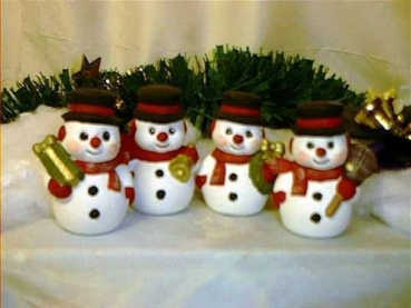 Schneemänner-Set (4 verschiedene) je 7,5 cm hoch – Schrühware