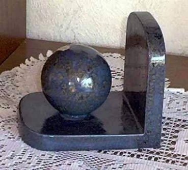 Buchstütze mit Kugel – 15 und 10 cm Ø – Schrühware