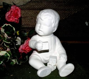 Kleinkind – Junge mit Klötzchen – 17,5 cm hoch – auch für Buchstütze S-1014 – Schrühware