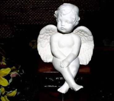 Putte klein - nach rechts schauend - 10,2 cm hoch – Schrühware