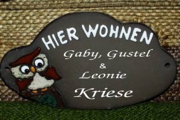 Keramik-Türschild – Eule – HIER WOHNEN (fester Text) – 17 x 9,5 cm – Schriftfeld dunkelbraun – Handarbeit