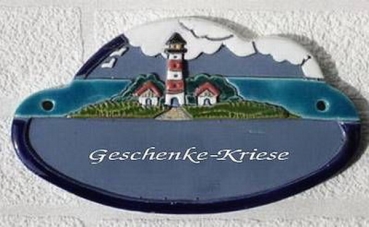 Keramik-Türschild – Leuchtturm in Wolken – 17 x 9,6 cm – Schriftfeld blau – Handarbeit