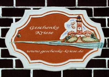 Keramik-Türschild – rot-weißer Leuchtturm – 17,5 x 11,5 cm – Schriftfeld terracotta – Handarbeit