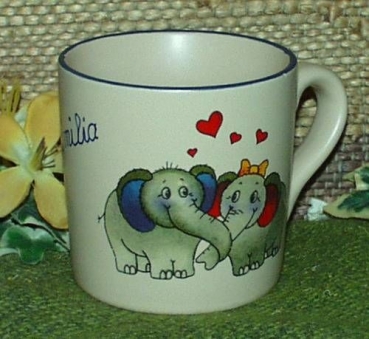 Keramik-Tasse  - Becher mit Wunschtext – Motiv: 1 x Elefantenpaar – Verliebte Elefanten