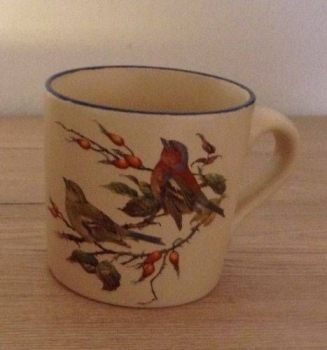 Keramik-Tasse  - Becher mit Wunschname – Motiv: 1 x Wintervögel / Clafinch