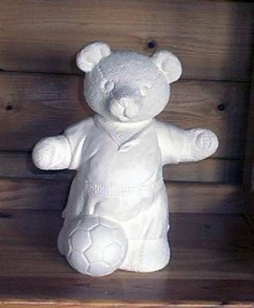 Fußball-Teddy – stehend – Ball am Fuß – 25 cm hoch – 21,5 cm breit – Schrühware