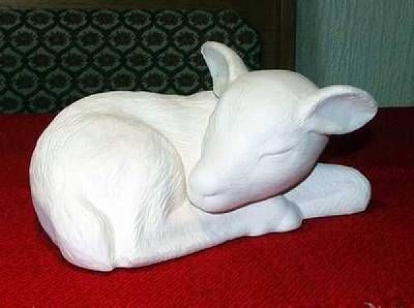 Reh schlafend – 22,5 cm lang – Schrühware