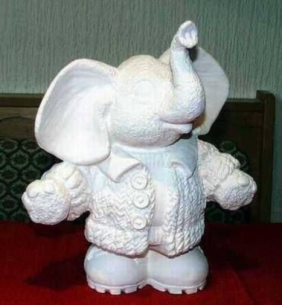 Elefant mit Strickjacke – 28,5 cm hoch – Schrühware