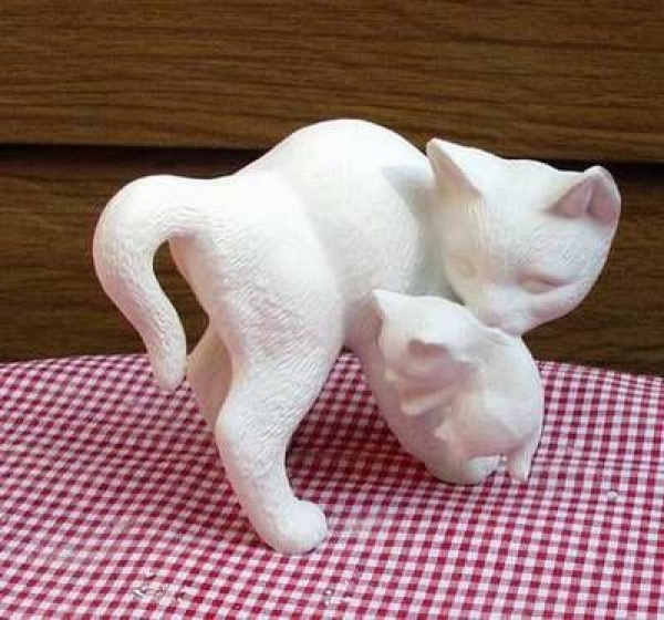 Katze mit Jungem im Maul – Schrühware
