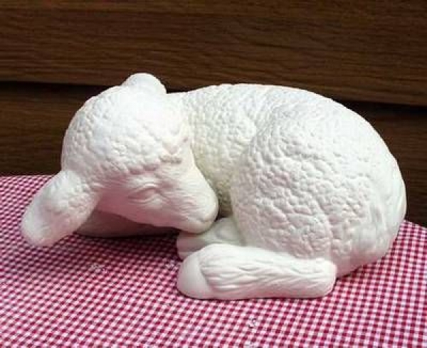Lamm – Schaf – schlafend – 25 cm lang - Schrühware