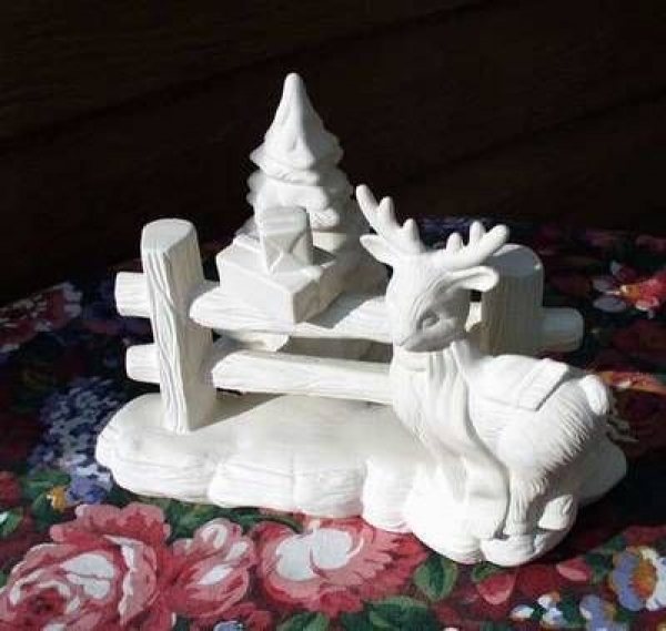 Zaun mit Baum, Päckchen und Rentier – Schrühware