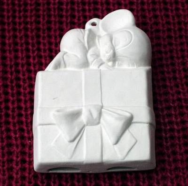 ALBERTAS–Gießform – neu – Maus auf Päckchen – Ornament – Hänger – 9,2 cm – Design auf Vorder-​ und Rückseite