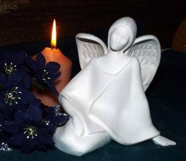 Indianerengel - Serene mit Flügeln – seitlich sitzend - 13 cm hoch - Schrühware